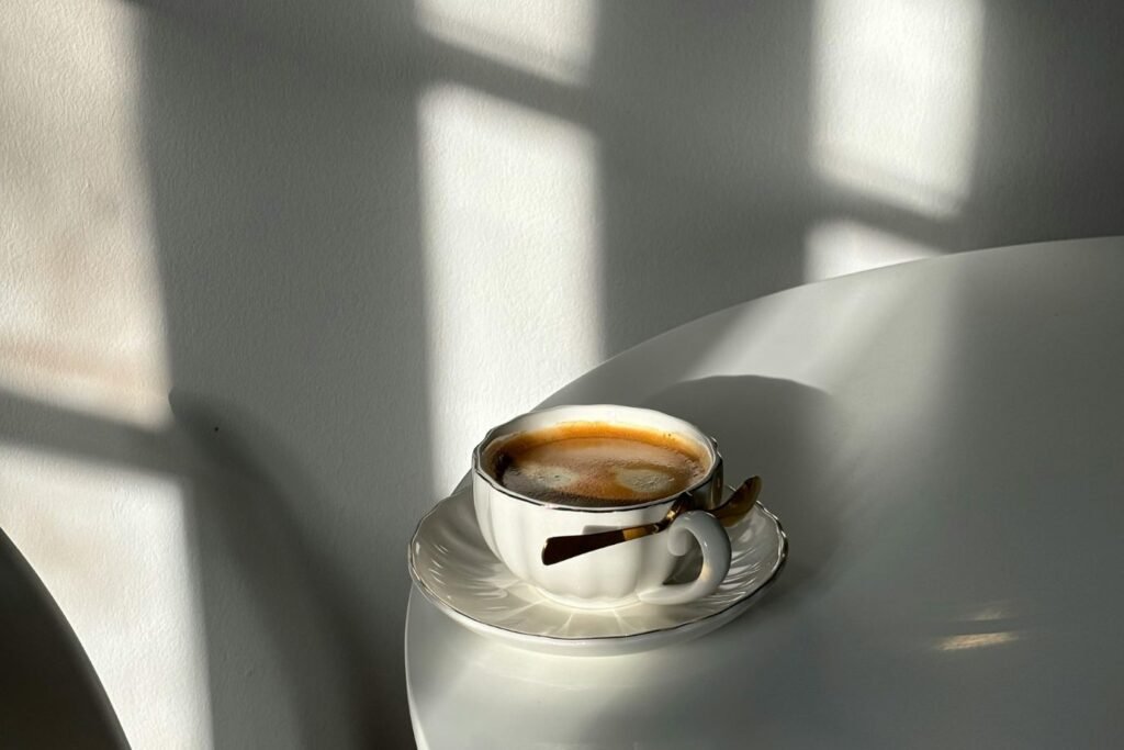 Pessoa em um ambiente tranquilo com um café
